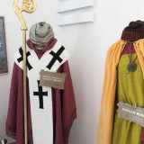 L'abito pi� distintivo � la tenuta del santo di Myra in versione vescovile: rossa, bordata di bianco e con tre evidenti croci, due sulle spalle e una sul petto